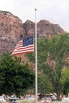 Amerikaanse vlag halfstok in Zion