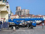 De parking in de haven van Zumaia met op de achtergrond de kerk van San Pedro