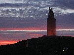 De verlichte toren bij valavond