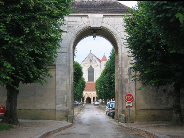 De ingang van de abdij