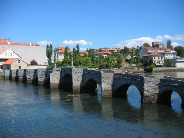 De oude brug over de rivier Miñor