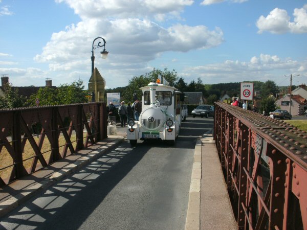 Toeristentrein op de brug