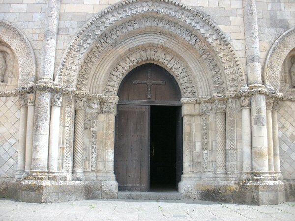 Het kerkportaal van Maillezais