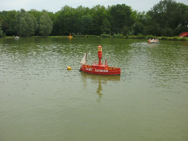 Minibootjes op het water