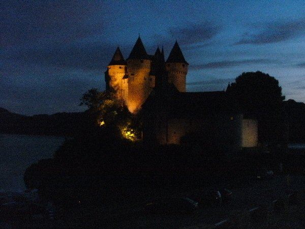 Het meer en het kasteel bij zonsondergang