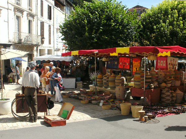 De zondagse markt in Aubeterre-sur-Dronne