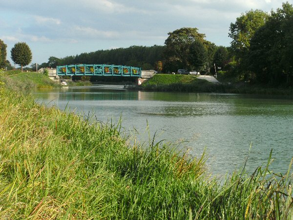 Een brug over het kanaal