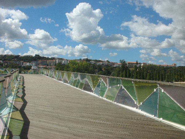 De voetgangersbrug over de Mondego