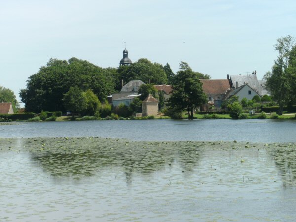 Het meer met de abdij in de verte