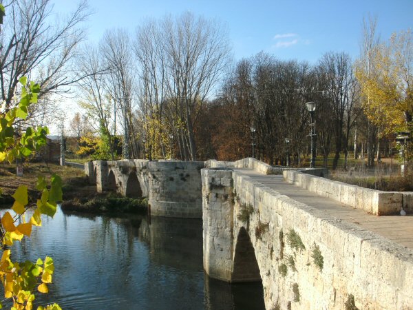 Oude stenen voetgangersbrug over Rio Carrin